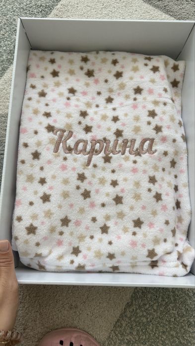 бебешко одеялце + кърпичка/гушкалка с бродирано име Карина