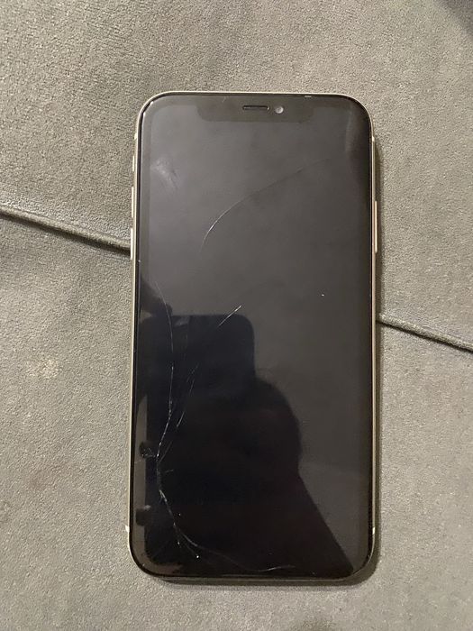 продам айфон 11 20к