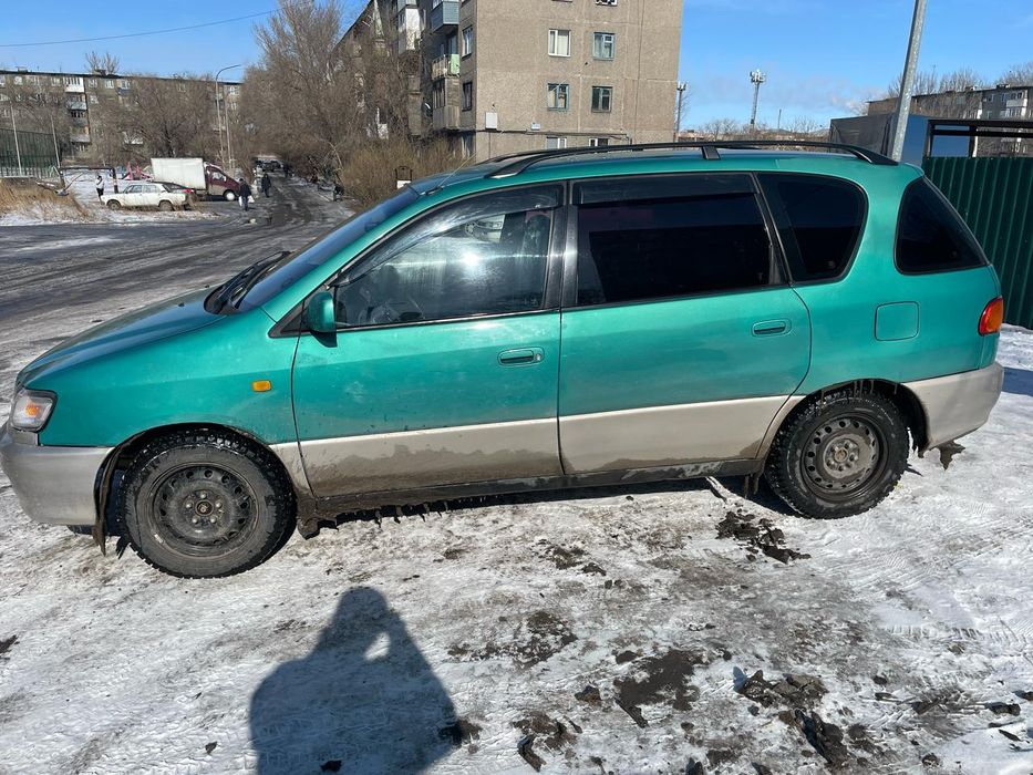 Машина tayota picnic