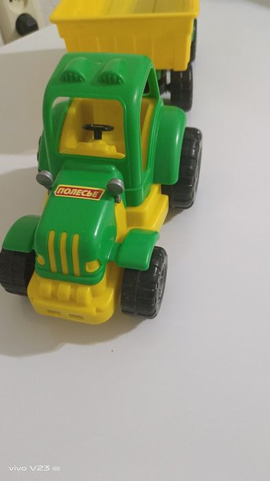 Продам игрушку трактор