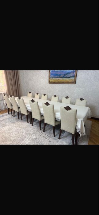Стол орындықтарымен сатылады.