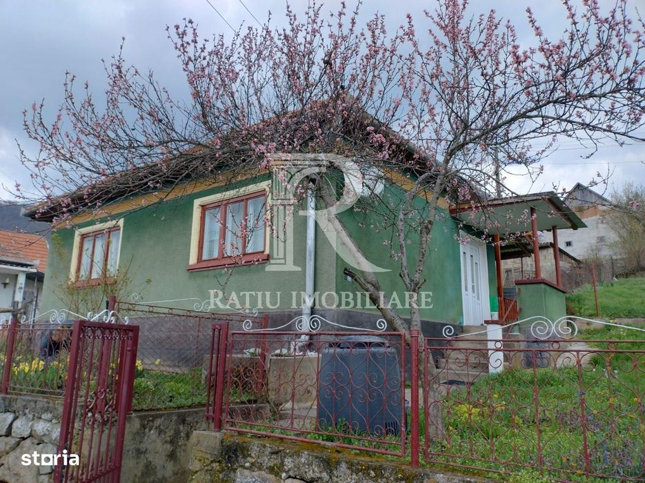Casă din cărămidă | Teren 800 mp | Anexe tradiționale | Magura-Toplita