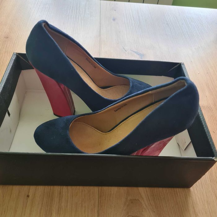 Елегантни нови дамски обувки