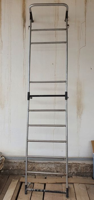 Спортивный тренажёр турник для дома.