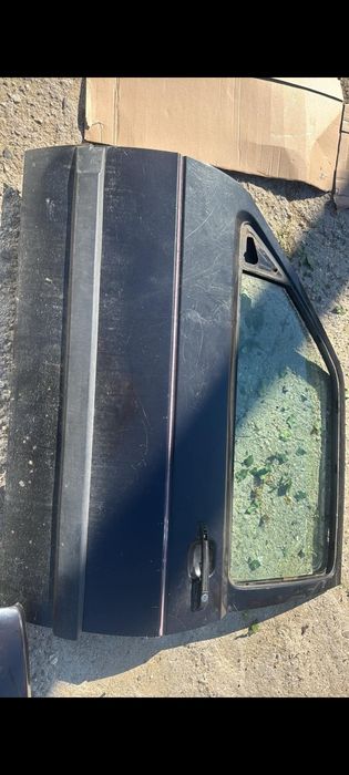 Продавам шофьорска врата от двуврат голф 2 в комплект със стъкло и машинка