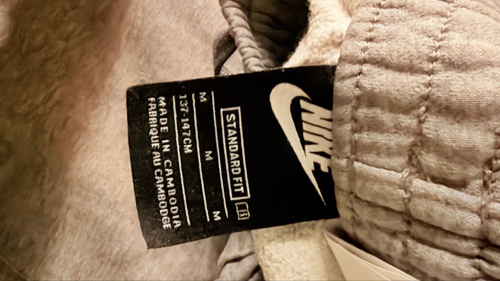 Продавам сиви панталони Nike запазени