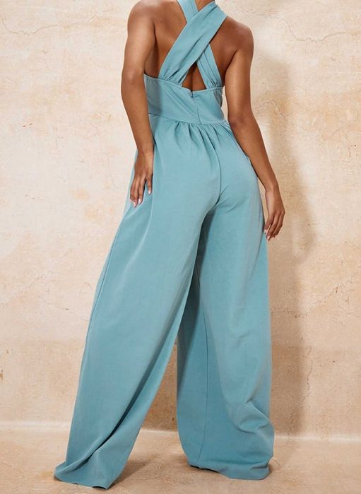 синьо-зелен гащеризон подходящ за официални събития