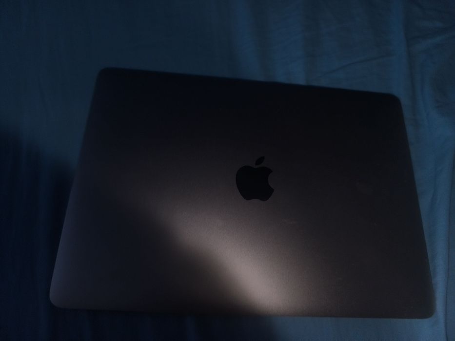 Vând MacBook Pro 13″ aproape ca nou, folosit doar de 2 ori!