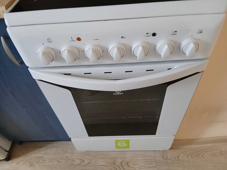 Готварска печка Indesit саспиратор и две шкафчета