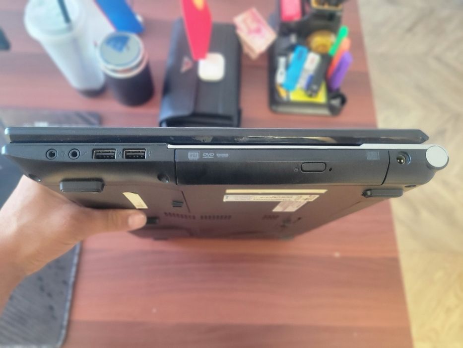 Acer V3-771 juda yaxshi holatda
