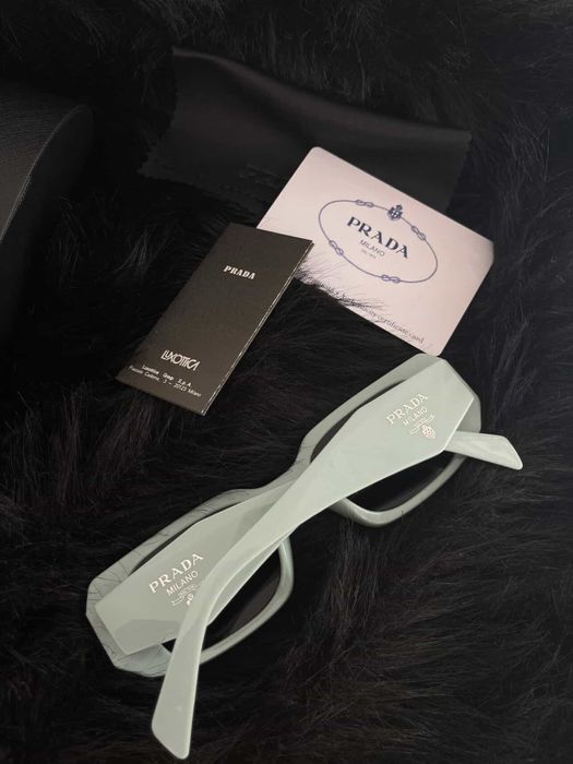 Слънчеви очила PRADA с кутия и сертификат