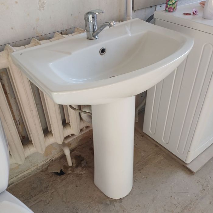 Унитаз,раковина.