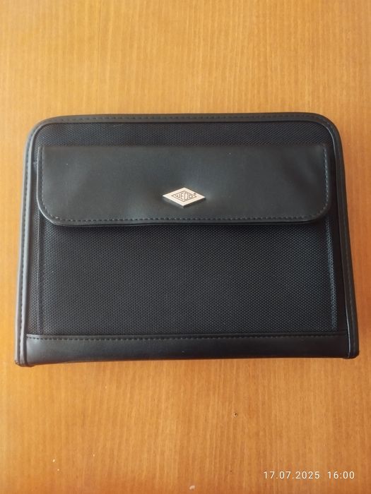 Продавам стилна папка и плътни джобове А 5