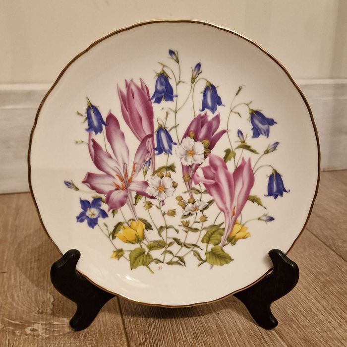 Royal Albert– костен порцелан.