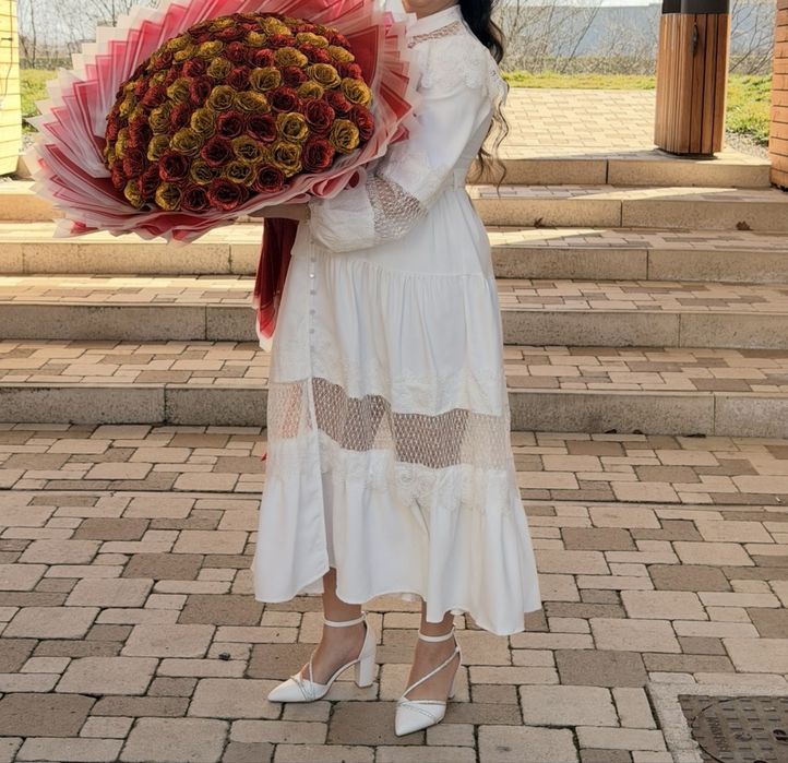 Rochiță albă finuță si elegantă