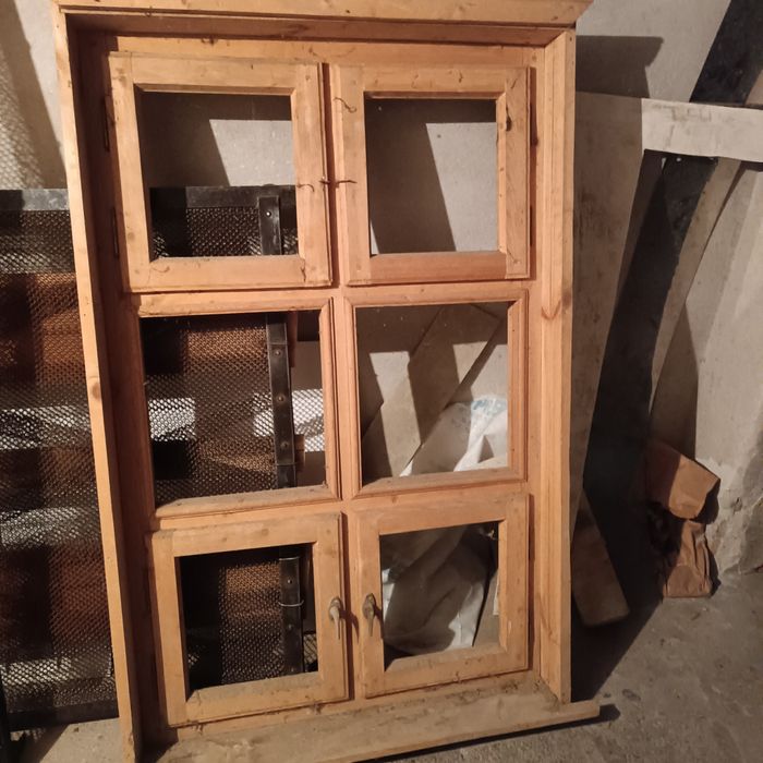 Прозорец нов не е монтирван никога.