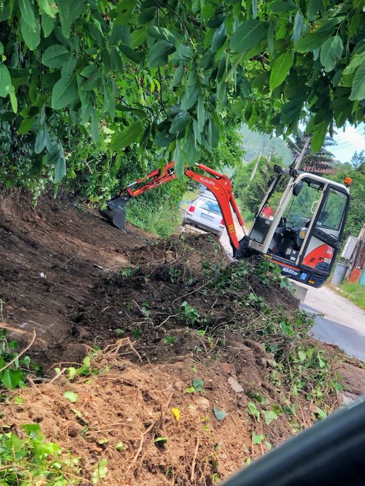 Услуги с Мини багер, Бобкат,Тристранен самосвал,Пътна помощ.