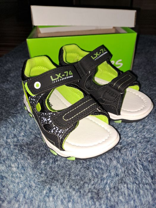 Adidași și sandale noi pentru copii