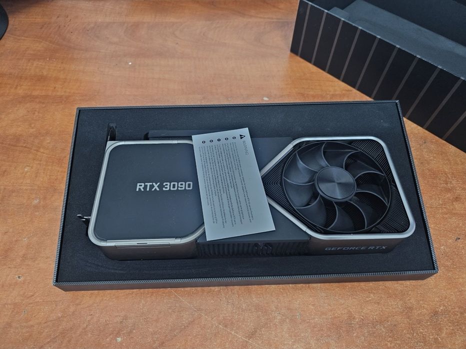 NVIDIA GeForce RTX 3090 Founders Edition видео карта