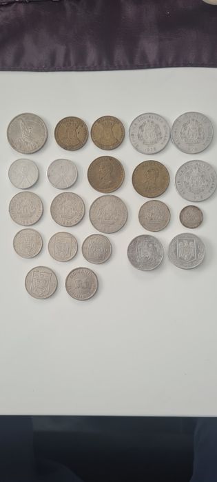 Vând diferite monede de colecție.