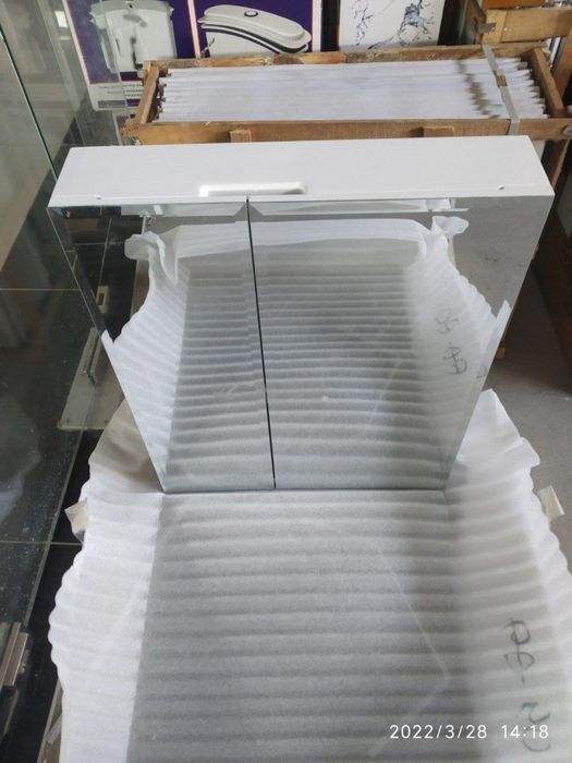 Зеркало с шкафом новый