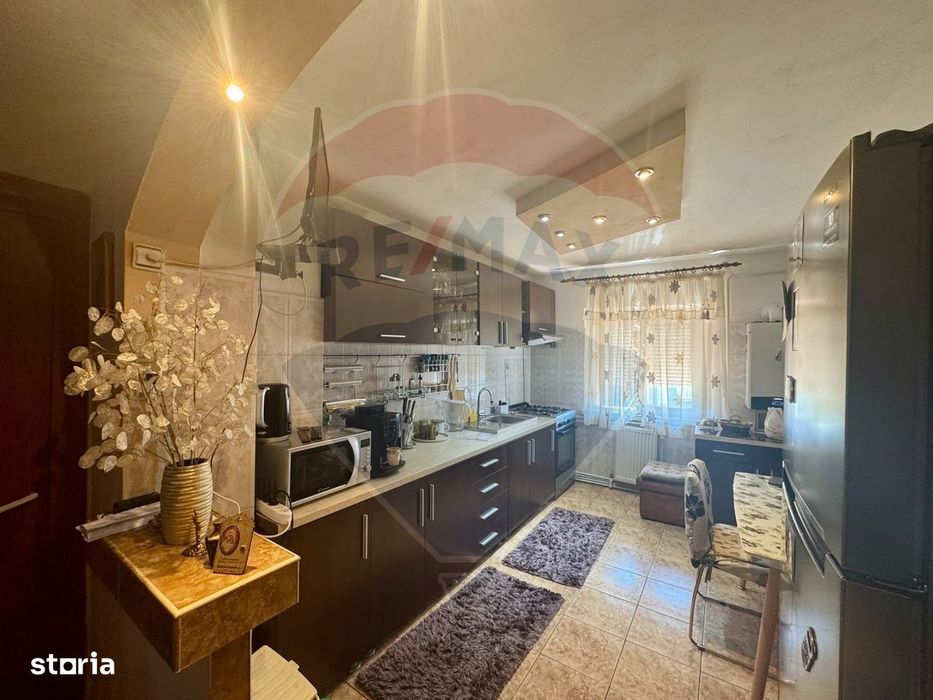 Apartament cu 4 camere de vânzare în zona Craiovita Noua