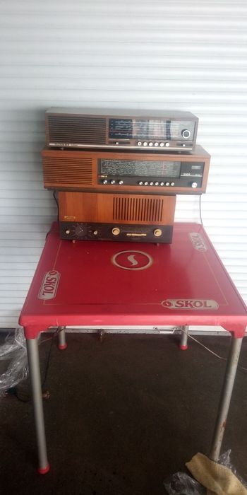 Aparate radio vechi pe lămpi pentru colecționari sau decor