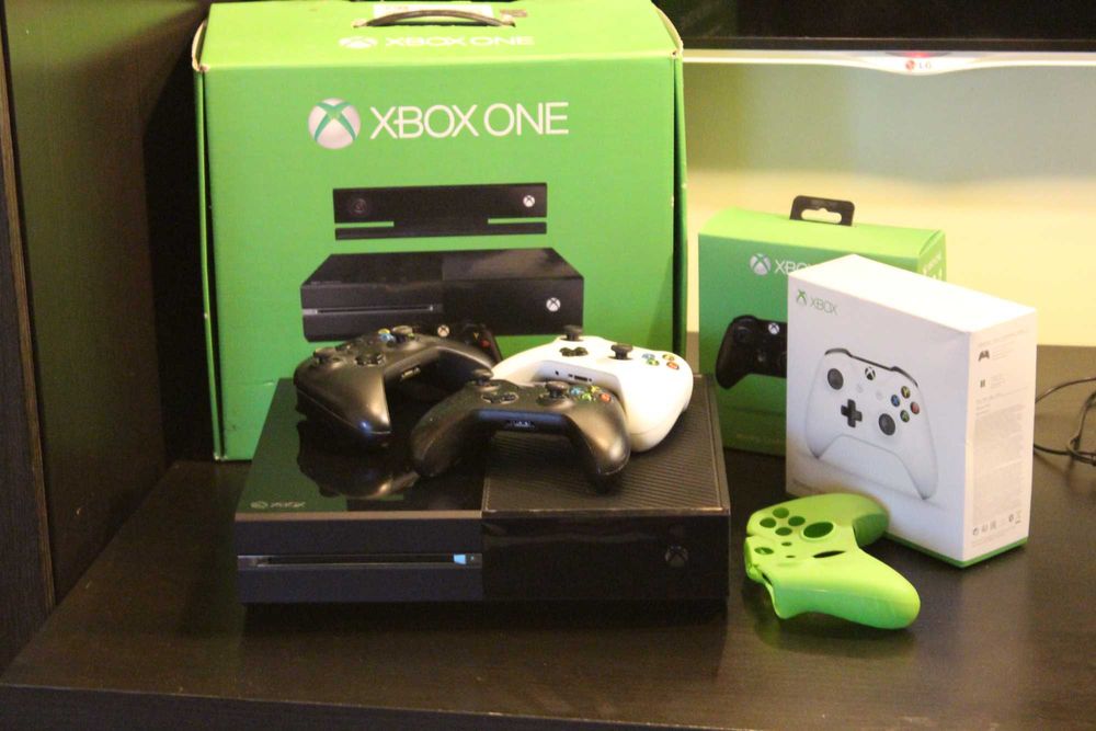 Xbox One + Kinect – 19 jocuri – 3 controllere - Volan Ferrari 458