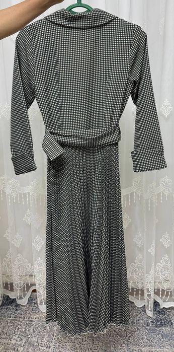 Стильное платье в черно-белую клетку