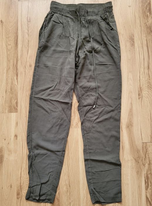 Pantaloni casual kaki, comozi și versatili