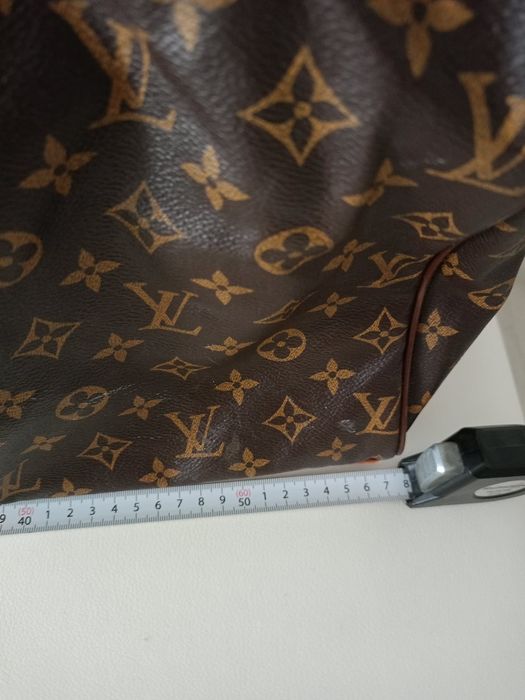 Vând geanta voiaj ,produs de calitate superioara,necesita schimbare fermoar.