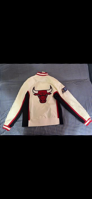 Jachete Chicago bulss Mitchell and noi cu etichete...