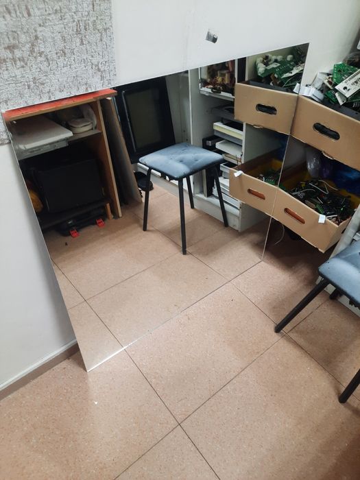 Продам зеркало (метр на метр)