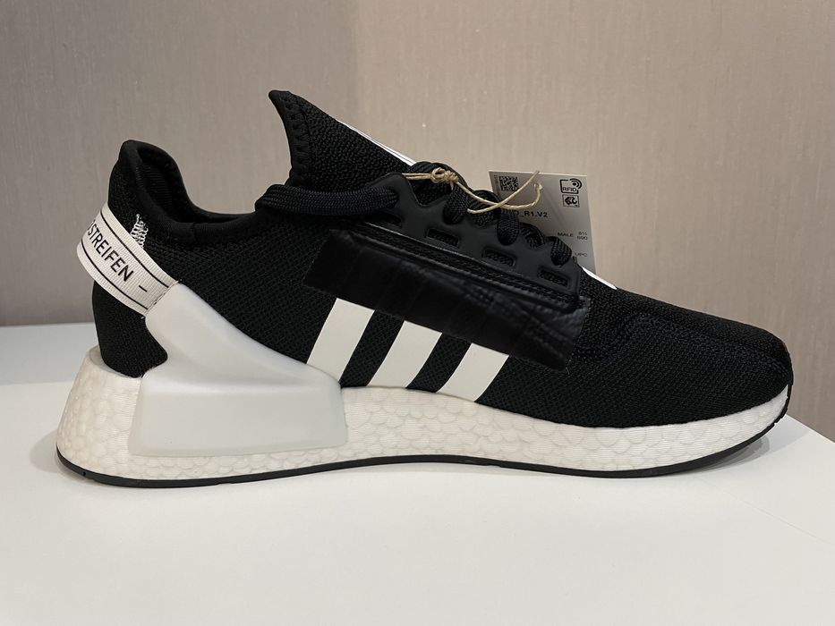 Продам Кроссовки Adidas NMD R1 V2 оригинал