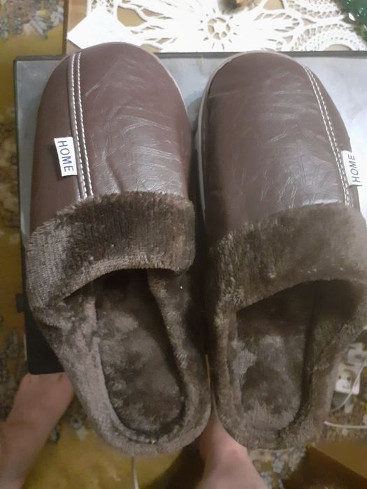 Vând o pereche de papuci pentru bărbați  maro 30 lei mărime 44 45