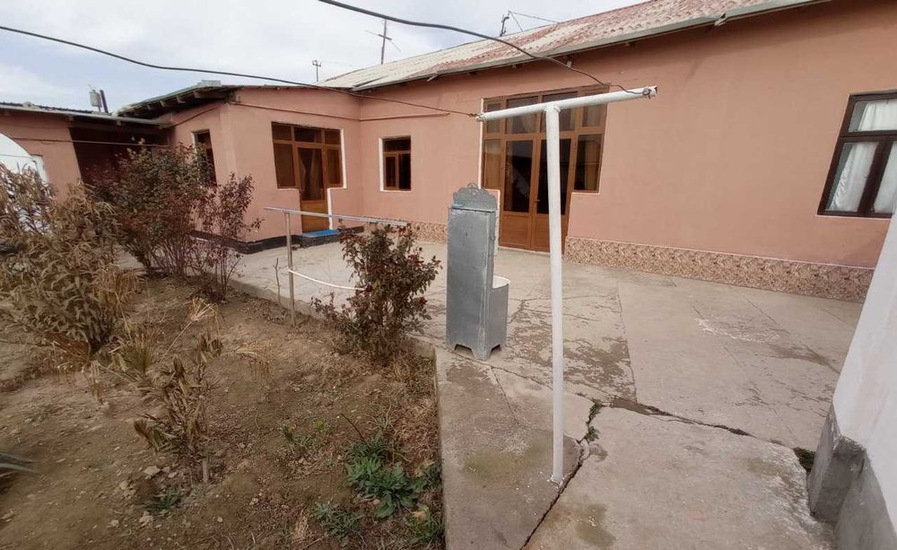 Srochna hovli sotiladi 8 xona