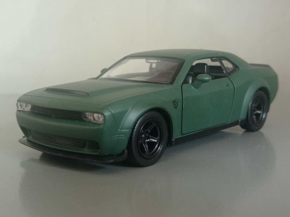 Коллекционная модель Dodge Challenger, масштаб 1:36