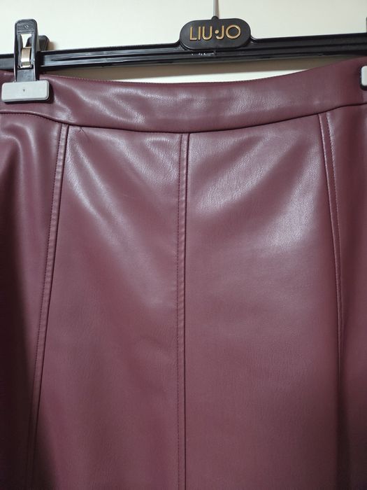 Нова кожена пола Reserved в бургунди