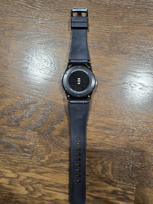 Смарт часовник Samsung S3 Gear Frontier с допълнително 6 цвята каишки.