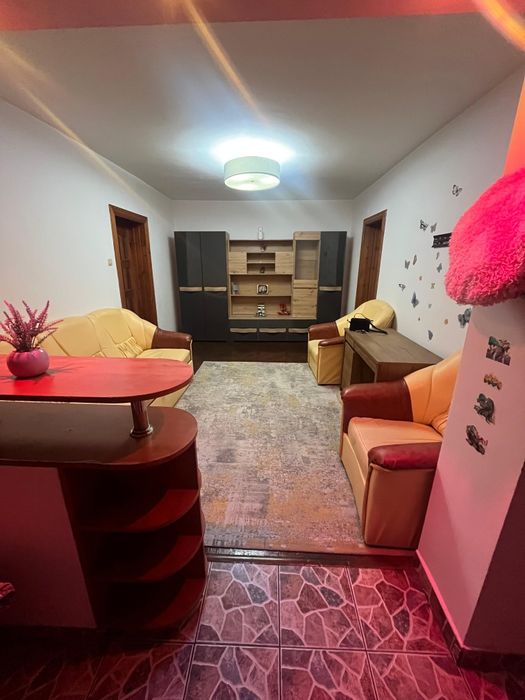 Inchiriez Targoviste, apartament.2 camere ,et.1, in spatele statiei de autobuz  Caraiman si Scoala Mihai Viteazul