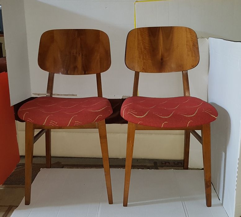 Set două scaune din lemn, tapițate cu stofă roșie