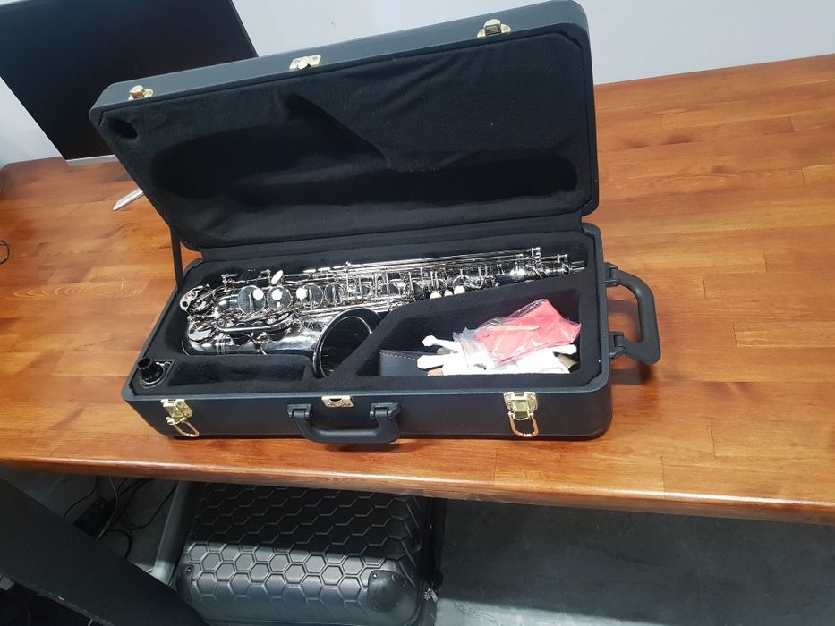 Продам саксофон, срочно.