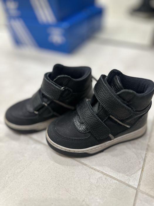 Продам ботинки на мальчика 26 размер