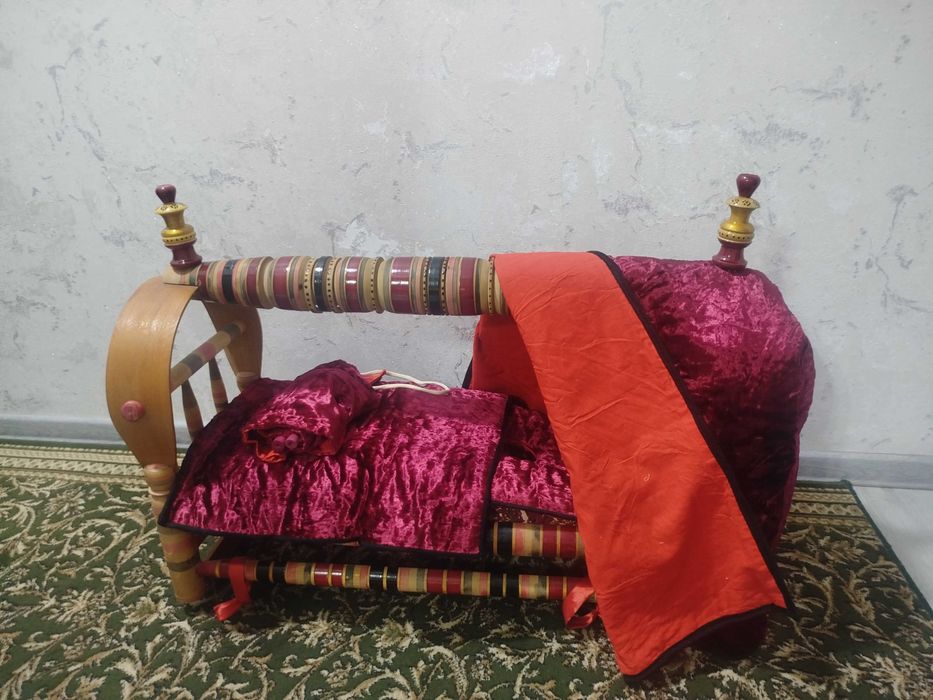 Бешик сотилади. Холати зор . Хамма нарсаси бор. Кошиб берилади.