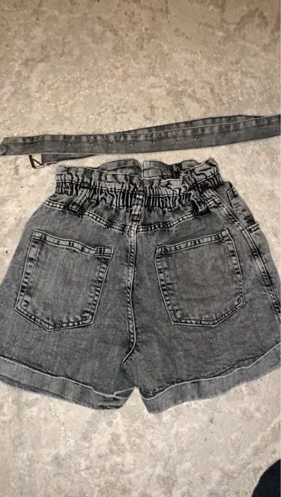 Къси сиви панталони от bershka.