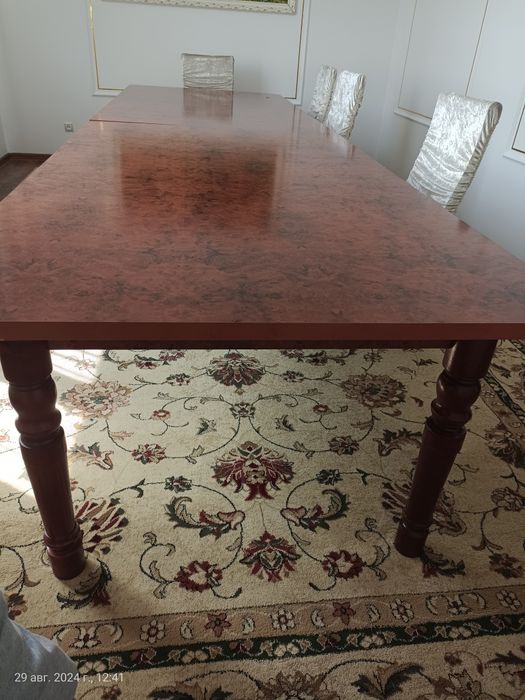 Қонақ бөлмеге стол +12 орындығымен  .