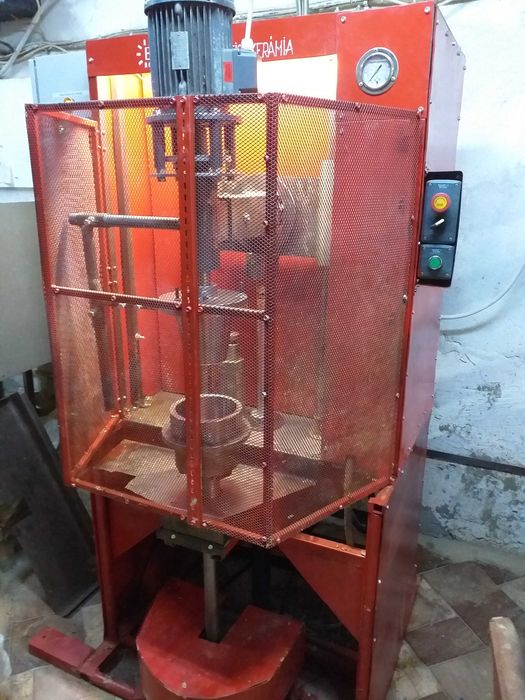 Utilaj industrial semi-automat pentru formare ceramică (300–400 buc)