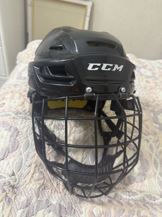 Продам хоккейный шлем