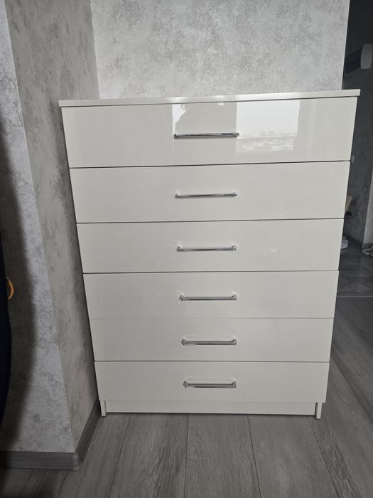 Комод б/у,materiali mdf ustki qismi akrildan qilingan