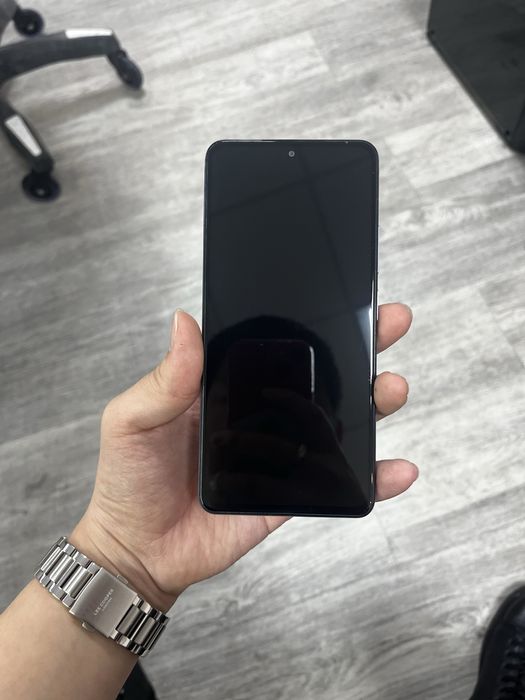 Продам смартфон Poco F3